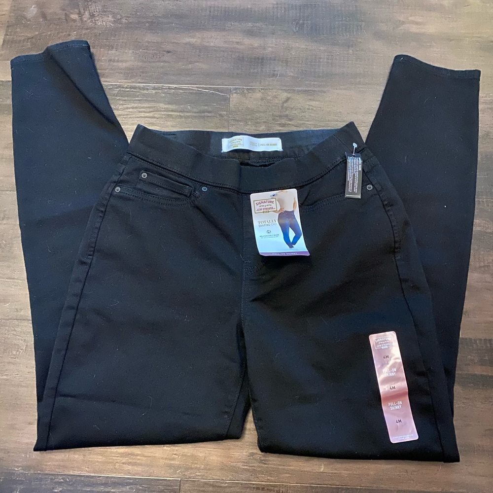 NWT Levi’s Gold Totally Shaping Pull-On Skinny
